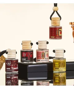 Vue détaillée des flacons de parfum pour voiture FORMBO avec bouchons en bois et cordes.
