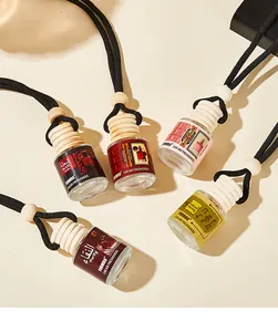 Détail macro de divers pendentifs de parfum de voiture FORMBO avec bouchons bois