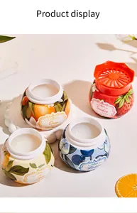 Gros plan de quatre pots de désodorisant d'aromathérapie aux fruits sur un plateau blanc