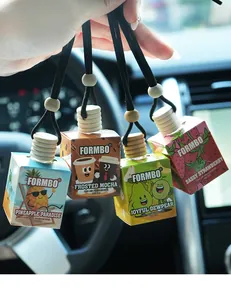 Quatre bouteilles de désodorisant de voiture FORMBO colorées suspendues dans un véhicule.