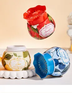 Vue détaillée des pots de baume d'aromathérapie FORMBO citron fraise et myrtille