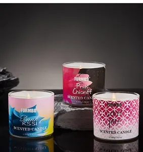 Primo piano di tre candele profumate FORMBO in barattoli di vetro con motivi floreali eleganti