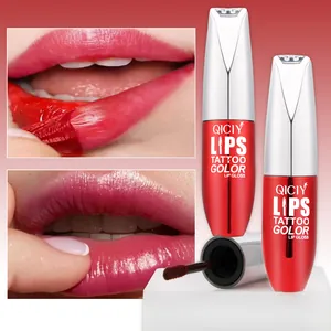 Dettaglio del gloss labbra peel-off QICIY con applicazione e finitura opaca naturale