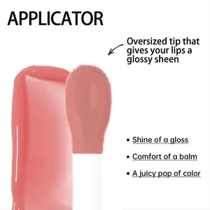 Nahaufnahme des Lipgloss Applikators mit glänzender, rosafarbener, flüssiger Textur