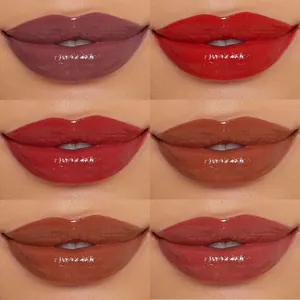 Nahaufnahme von 6 feuchtigkeitsspendenden Lipgloss-Farben mit glänzendem Finish