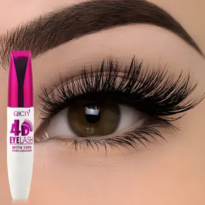 Detailansicht der QICIY 4D Wimperntusche mit Fokus auf lange voluminöse Wimpern