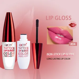 Nahaufnahme von QICIY #04 Peel-off Lipgloss mit Applikator und rosa Lippen-Swatch