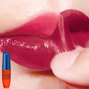 Detalle del brillo de labios peel-off QICIY retirado de los labios para un color duradero.