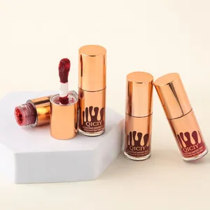 Detaillierte Nahaufnahme von QICIY Glasting Water Tint mit roségoldenen Kappen auf Block