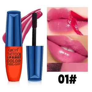 Detalle del brillo de labios peel-off QICIY 01 con resultados de aplicación y textura