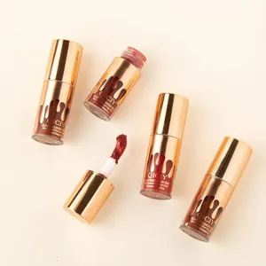 Nahaufnahme von QICIY feuchtigkeitsspendenden Lip Tints mit goldenen Kappen auf beigem Grund
