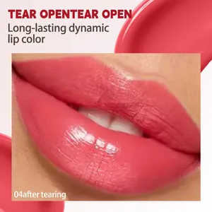 Primer plano del resultado del tinte labial rosa peel-off en los labios, tono 04 final.