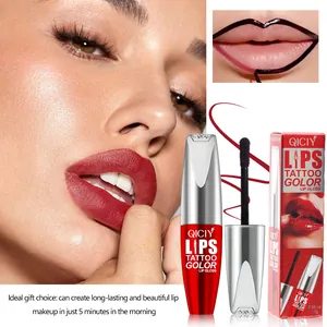 Dettaglio del lucidalabbra peel-off QICIY con applicazione del modello e confezione