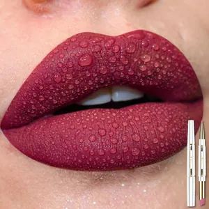 Detalle de lápiz labial mate impermeable con gotas de agua y perfilador dual