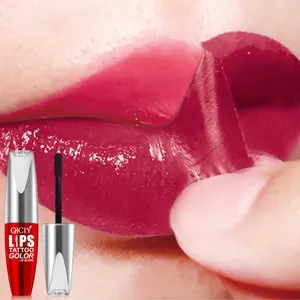 Macro ravvicinata che mostra l'effetto peel-off del lucidalabbra rosso opaco tatuaggio