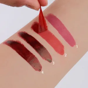 Detaillierte Nahaufnahme von vier wasserfesten Peel-off-Lippenstift-Farben auf der Haut