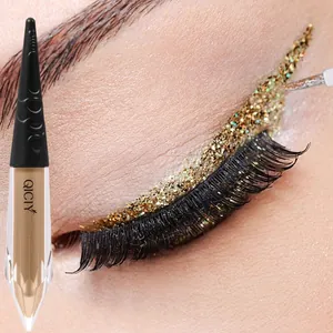 Nahaufnahme von goldenem Perlglanz-Glitzer-Eyeliner am Auge für einen auffälligen Look