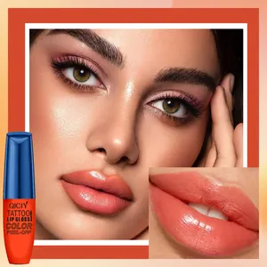 Vista detallada de la aplicación de brillo de labios peel-off y efecto de maquillaje