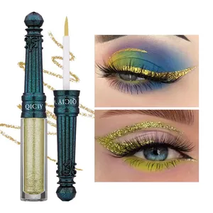 Nahaufnahme von goldenem Glitzer-Eyeliner mit grüner Vintage-Flasche und Make-up-Look