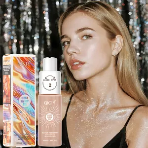 Detailopname van model met glinsterend huideffect met behulp van QICIY body glow oil