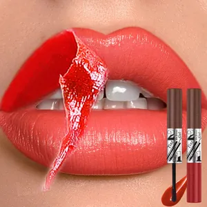 Nahaufnahme von wasserfestem Peel-off-Lippenstift in Koralle beim Abziehen der Schicht.