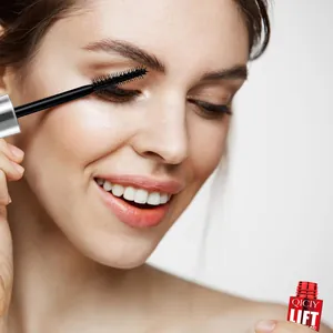 Detailansicht zum Auftragen von Mascara für dichte und lange geschwungene Wimpern