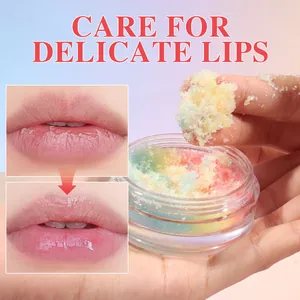 Makrodetail des dreifarbigen Lippenpeelings mit Lippenpflegeergebnissen davor und danach.