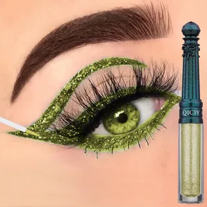 Detailansicht des grün glitzernden flüssigen Eyeliners mit Applikator-Stift