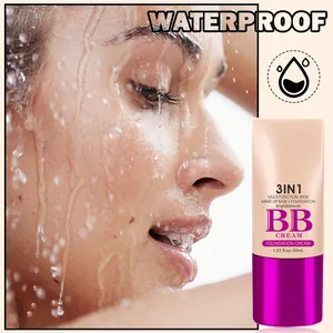 Detailansicht des wasserfesten 3-in-1-BB-Cream-Make-ups unter fließendem Wasser auf der Haut