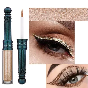 Detaillierte Makroaufnahme von goldenem Glitzer-Eyeliner-Effekt und verzierter Flasche.