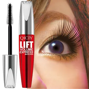 Detailansicht von QICIY wasserfester Mascara-Bürste und langem Wimpern-Effekt.