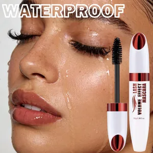 Gros plan d'un mascara imperméable montrant l'effet anti-bavure sur une peau mouillée.