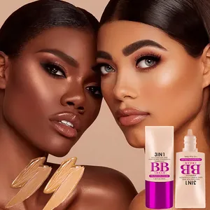 Detailansicht der 3-in-1-BB-Cream-Verpackung und Proben auf der Haut von Models