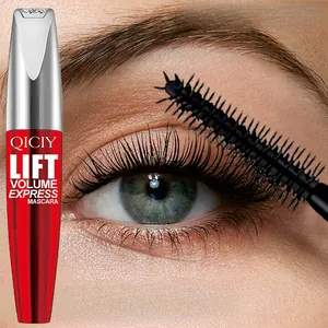 Detail der QICIY Volume Express Mascara, die Schwung und Länge der Wimpern zeigt