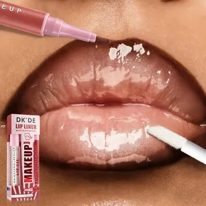 Nahaufnahme von DK'DE wasserfestem Lippenkonturenstift und feuchtigkeitsspendendem Lippenöl-Set
