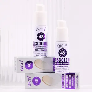 Detailopname van QICIY kleurveranderende foundation met 30ml flessen en doosjes.