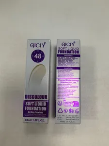 Detail van de QICIY zachte vloeibare foundationverpakking met ingrediënten en labels