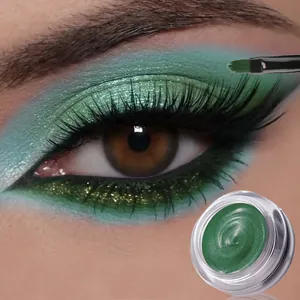 Detailaufnahme eines professionellen schimmernden grünen Augen-Make-ups mit Lidschattentiegel