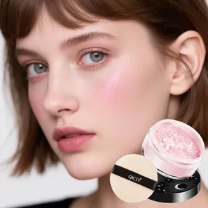 Professionelles Model zeigt schimmernden rosa Puder-Effekt mit QICIY Puderquaste Detail