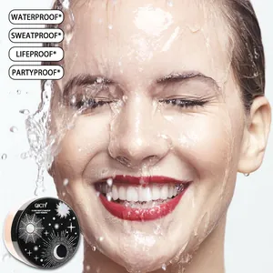 Nahaufnahme der QICIY wasserfesten Puderwirkung auf dem spritzenden Gesicht des Modells