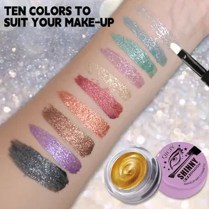 Detail von 10 schimmernden flüssigen Lidschatten-Swatches auf dem Arm mit Tiegel
