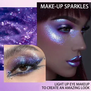 Makroansicht von lila-blauem flüssigem Perglanz-Lidschatten mit glitzerndem Schimmereffekt.