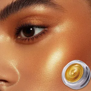 Makroaufnahme von goldenem Schimmer-Lidschatten auf dem Lid mit Produktdose.