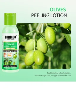 Vista detallada del envase de loción exfoliante de oliva FORMBO sobre fondo de ramas de olivo