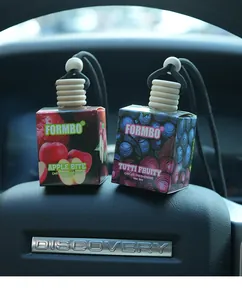 Gros plan des flacons de désodorisant de voiture FORMBO aux senteurs de fruits