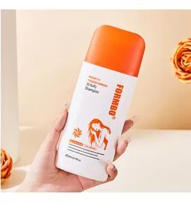 Detailopname van een FORMBO 3D shampoo fles die voorzichtig in een hand wordt gehouden