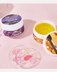 Detailopname van kleurrijke fruitgeurende haargeltexturen in een glazen schaaltje