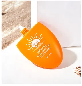 Gros plan d'un flacon de crème solaire orange SPF50+ sur le sable de la plage
