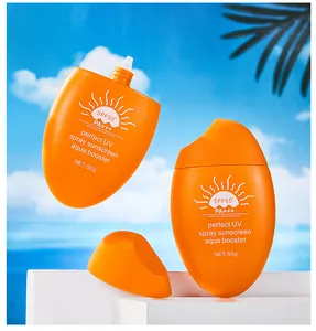 Gros plan sur des flacons de crème solaire orange avec protection SPF50+ et PA+++