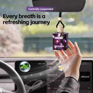 Désodorisant de voiture suspendu FORMBO senteur raisin mania dans habitacle